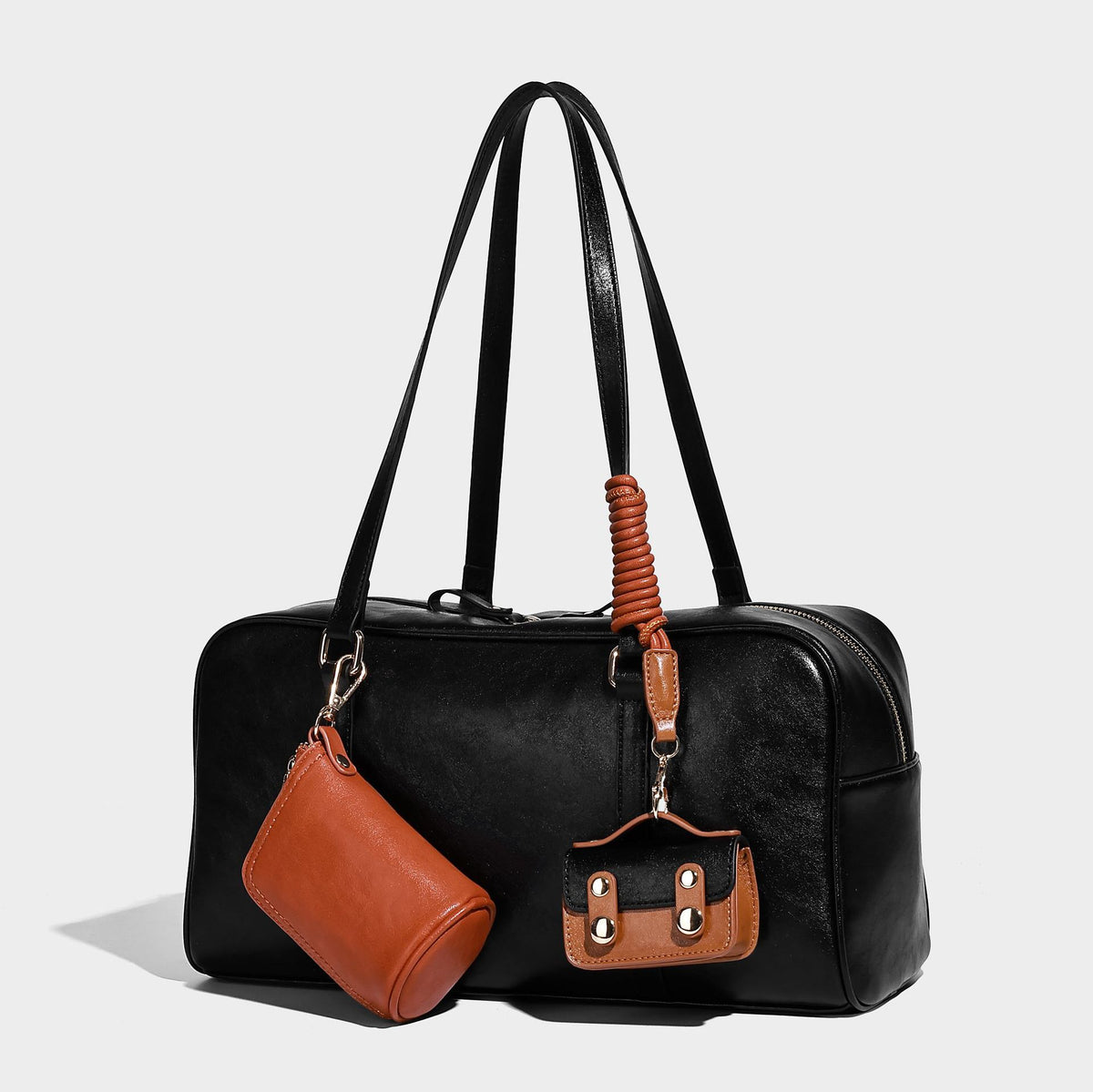 Strukturierte Boston-Schultertasche in glänzender Lederoptik mit zwei langen Trageriemen, Reißverschluss oben, goldfarbenen Metalldetails und zwei