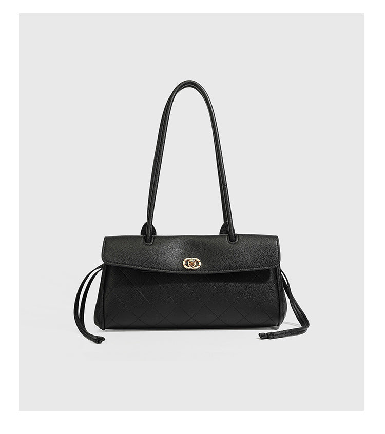 Strukturierte Schultertasche mit Rautensteppung, Überschlag und goldfarbenem Drehverschluss, abgerundeten Henkeln und seitlichen Kordelzügen