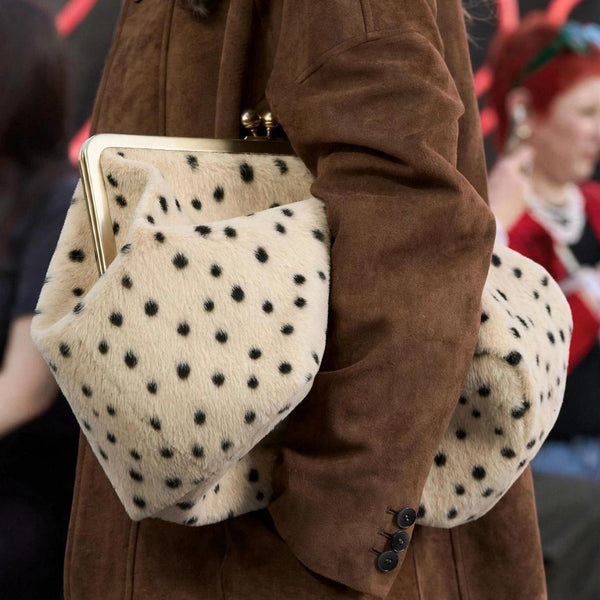 Strukturierte Schultertasche in Rahmenform mit Bügelverschluss, goldfarbenen Details und Riemen in Lederoptik, Detailansicht 3