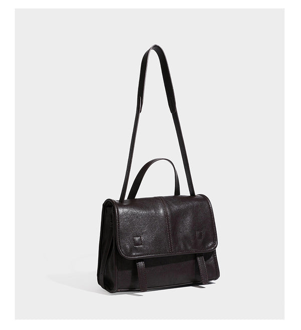 Strukturierte Satchel-Tasche mit Überschlag aus dunkelbrauner, glänzender Lederoptik, kurzem Tragegriff und langem, verstellbarem Schulterriemen