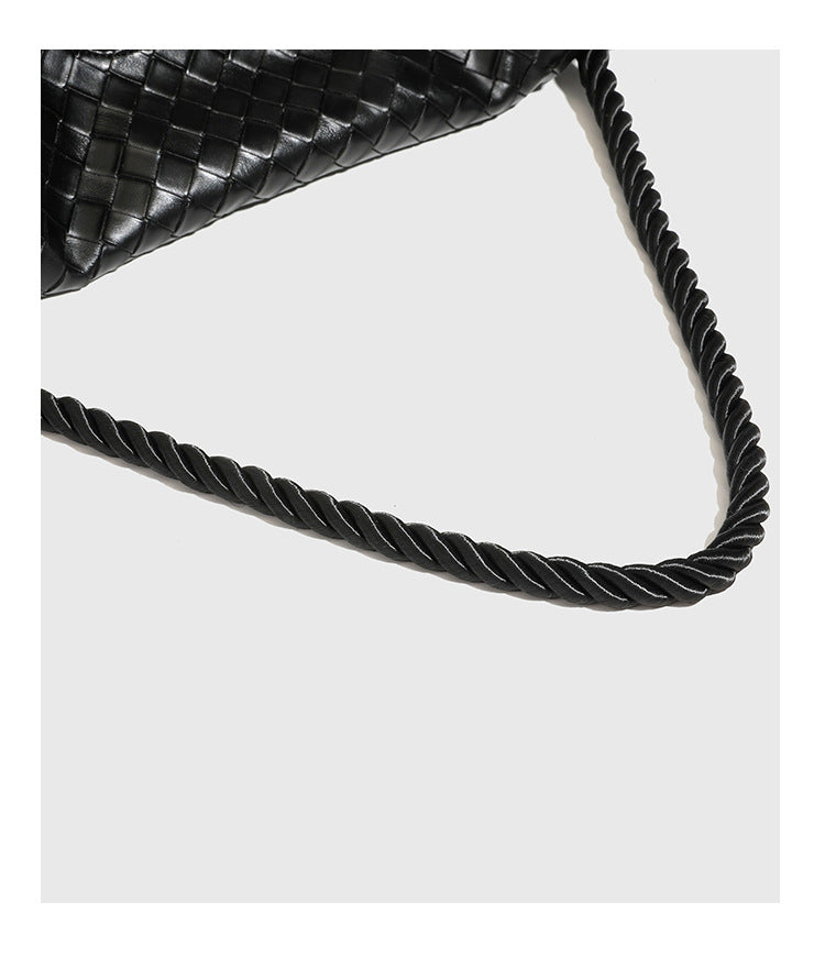 Große schwarze Schultertasche in gewebter Lederoptik mit geflochtenem Tragegriff, Überschlagverschluss und verstellbarem Crossbody-Riemen, Detailansicht