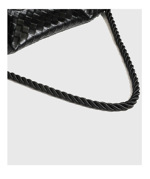 Große schwarze Schultertasche in gewebter Lederoptik mit geflochtenem Tragegriff, Überschlagverschluss und verstellbarem Crossbody-Riemen, Detailansicht