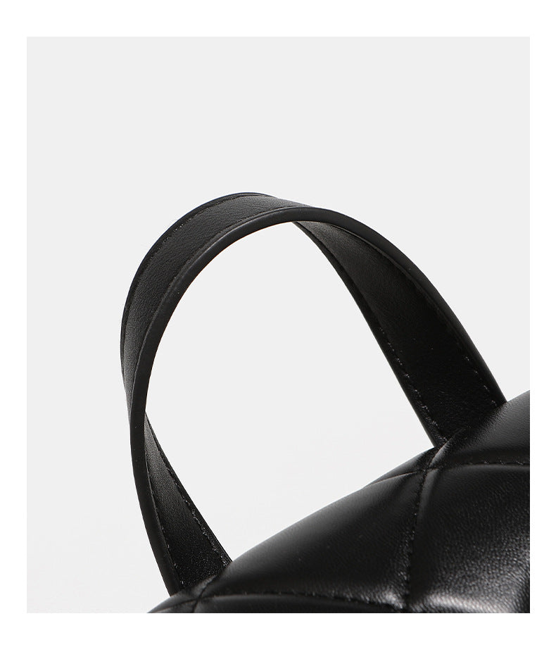 Kleine Rucksacktasche in gesteppter Kunstleder-Optik mit Rautensteppung, silberfarbenem Kettenakzent, Vordertasche mit Drehverschluss und