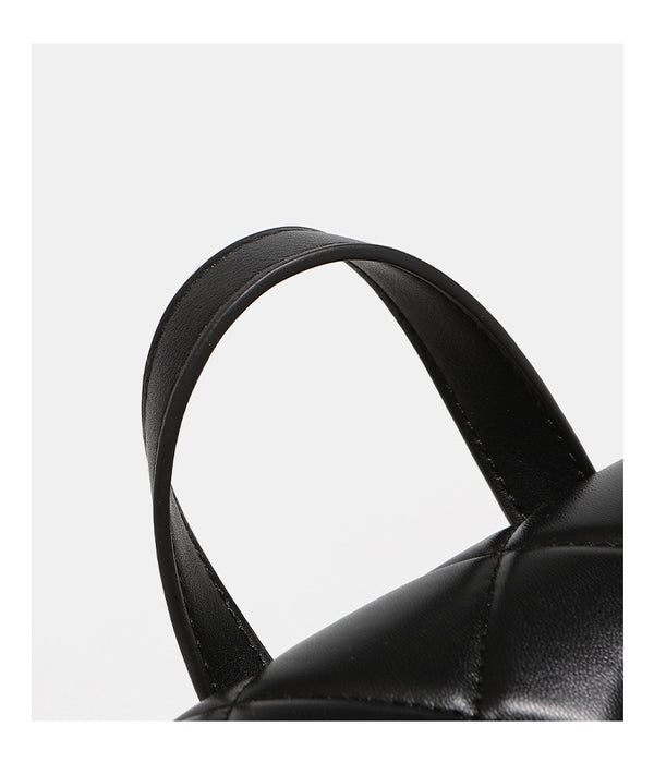 Kleine Rucksacktasche in gesteppter Kunstleder-Optik mit Rautensteppung, silberfarbenem Kettenakzent, Vordertasche mit Drehverschluss und