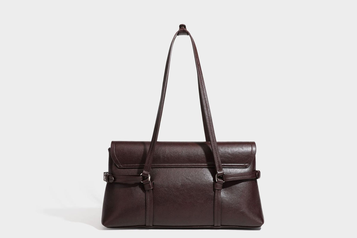 Strukturierte rechteckige Schultertasche mit Überschlagverschluss, vorderem Schnallengurt-Detail und ringförmigen Beschlägen in