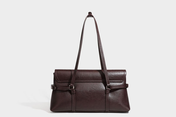 Strukturierte rechteckige Schultertasche mit Überschlagverschluss, vorderem Schnallengurt-Detail und ringförmigen Beschlägen in
