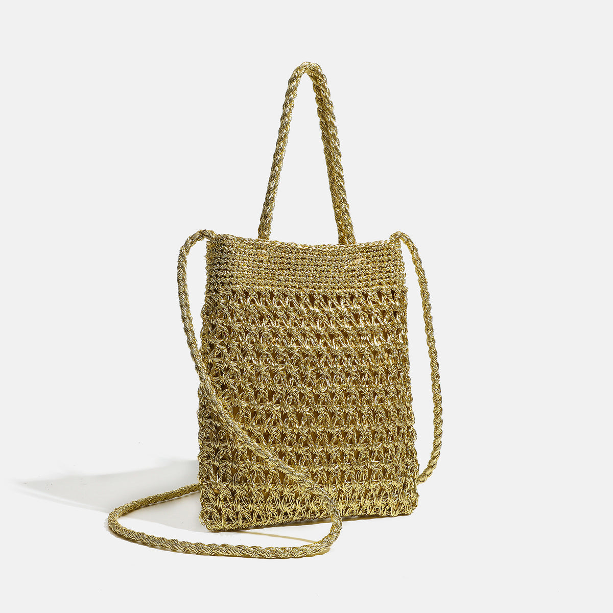 Kleine, weiche, rechteckige Schultertasche aus metallischem Häkelgewebe mit geflochtenem Tragegriff und langem Crossbody-Riemen, Detailansicht 2