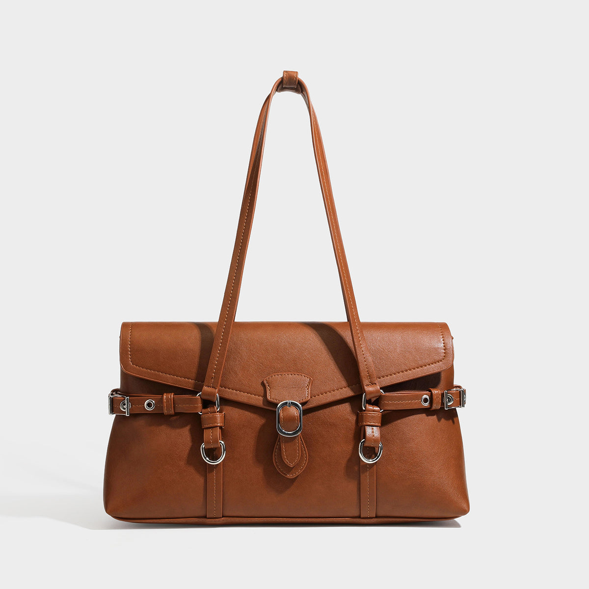 Strukturierte rechteckige Tote-Schultertasche mit Überschlagverschluss, vorderem Riemendetail mit Schnalle und silberfarbenen Ringbeschlägen in