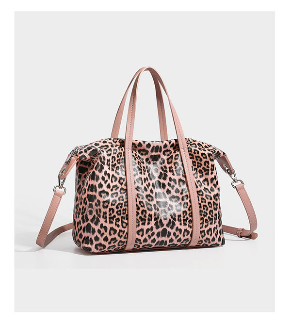 Tote-Bag in glänzender Lederoptik mit Leopardenmuster, schwarzen Besätzen, Reißverschluss oben und zwei Schultergriffen, Detailansicht 20