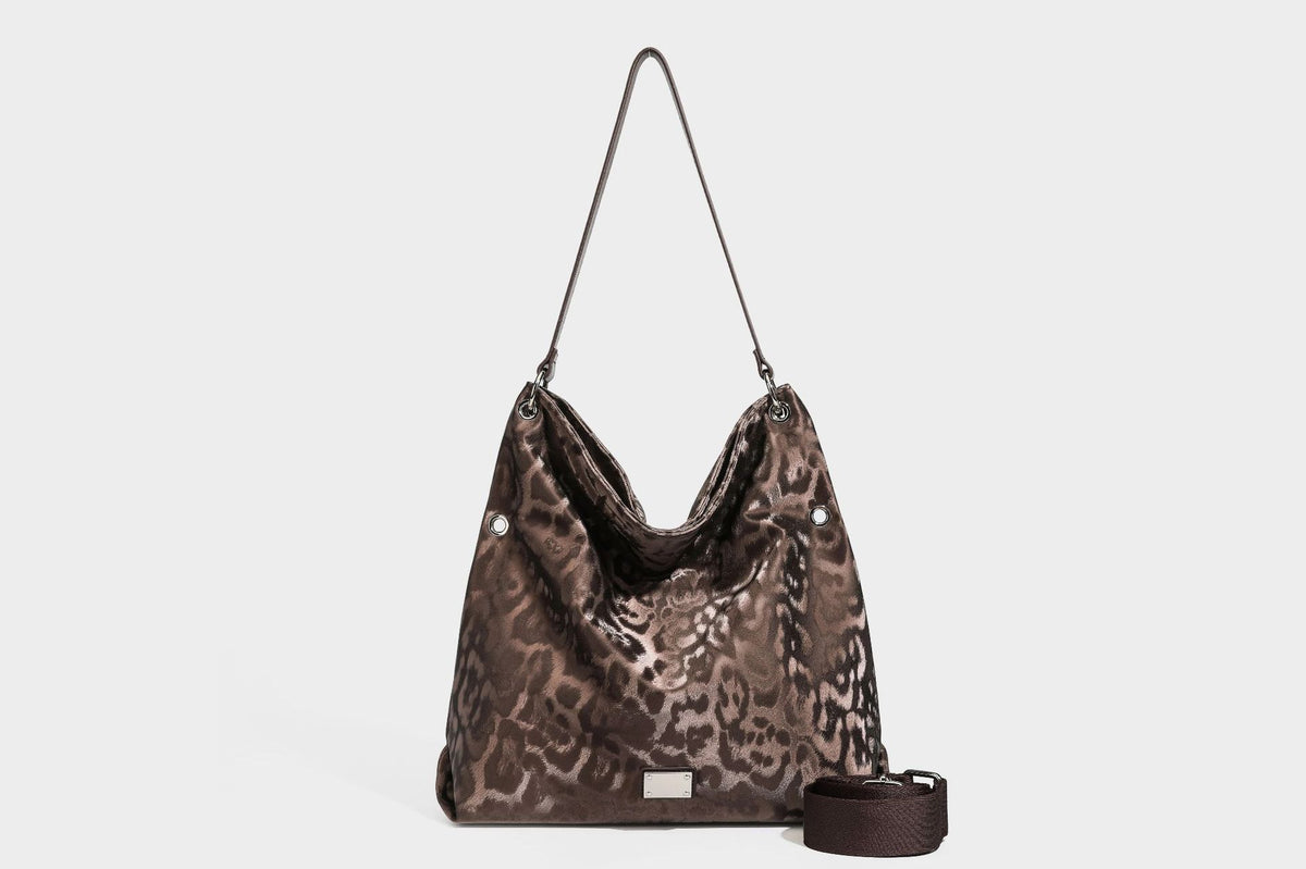 Locker fallende Hobo-Schultertasche mit Leopardenprint, glänzender Satinoptik, silberfarbenen Ringdetails und schmalem Schulterriemen