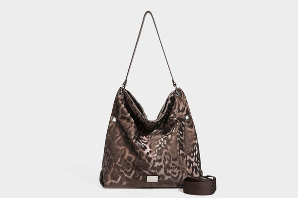 Locker fallende Hobo-Schultertasche mit Leopardenprint, glänzender Satinoptik, silberfarbenen Ringdetails und schmalem Schulterriemen