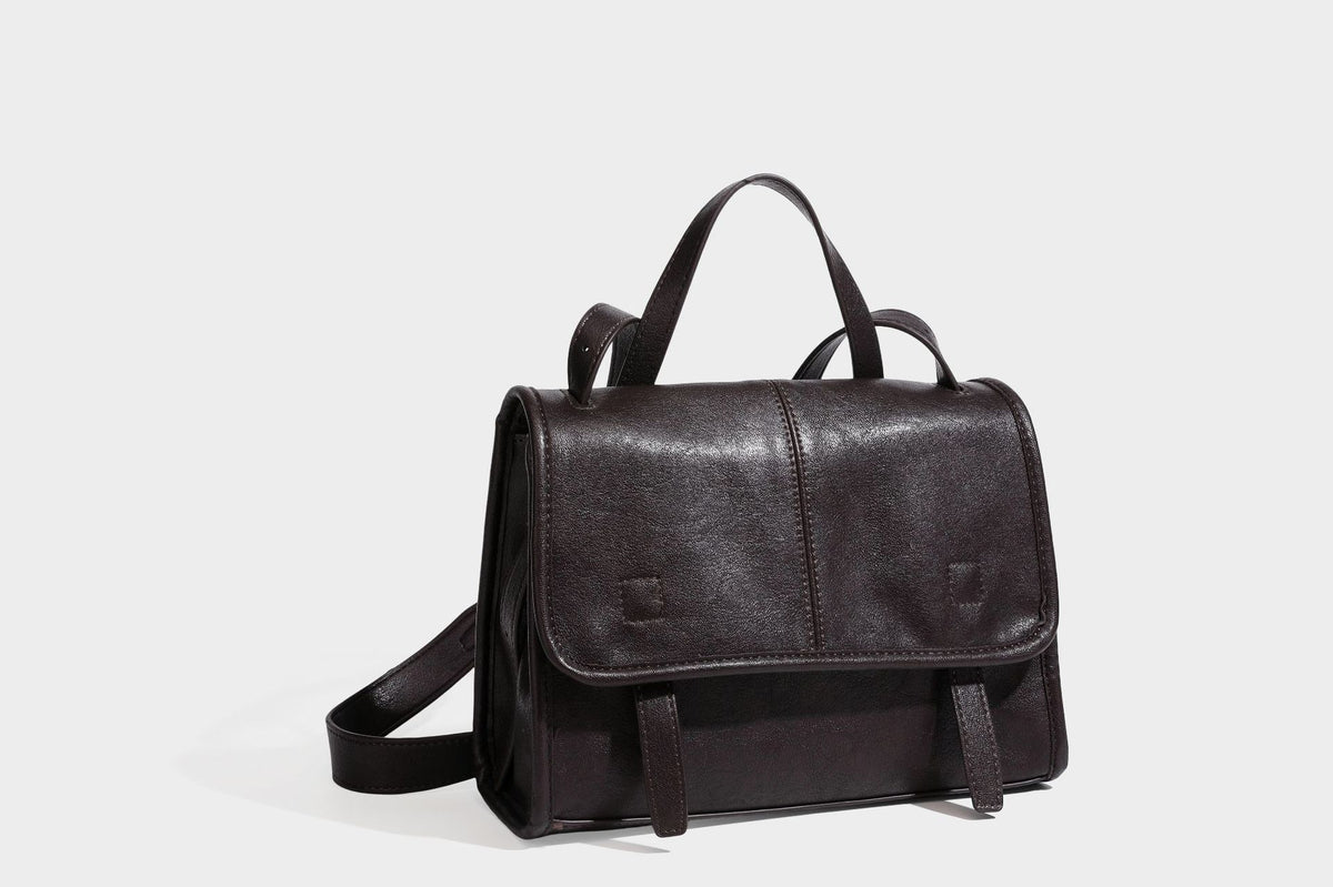Strukturierte Satchel-Tasche mit Überschlag aus dunkelbrauner, glänzender Lederoptik, kurzem Tragegriff und langem, verstellbarem Schulterriemen