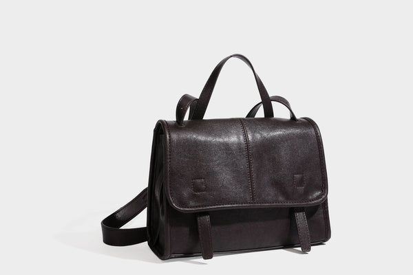 Strukturierte Satchel-Tasche mit Überschlag aus dunkelbrauner, glänzender Lederoptik, kurzem Tragegriff und langem, verstellbarem Schulterriemen