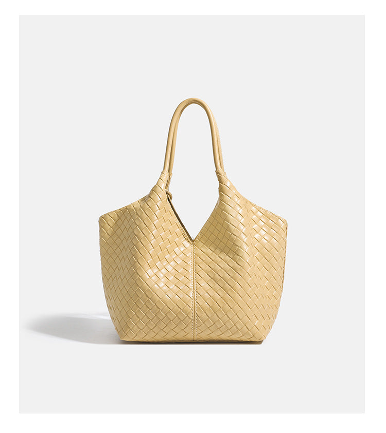 Weich strukturierte gewebte Tote-Bag in Gelbgold mit Lederoptik, V-förmiger offener Oberseite, seitlichen Kordeldetails und zwei röhrenförmigen