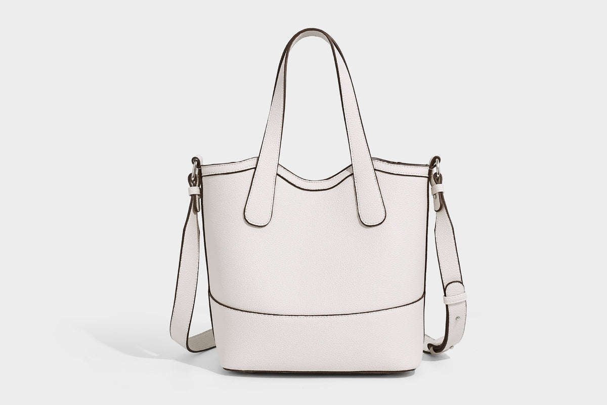 Formstabiler Shopper mit genarbter Oberfläche in Karamellbraun, zwei Henkeln, abnehmbarem Crossbody-Riemen und abnehmbarem Reißverschluss
