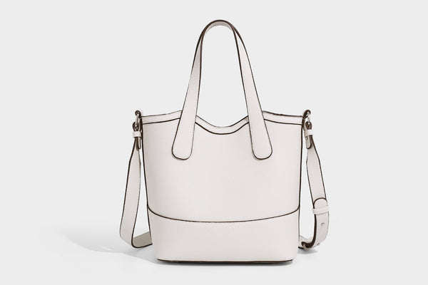 Formstabiler Shopper mit genarbter Oberfläche in Karamellbraun, zwei Henkeln, abnehmbarem Crossbody-Riemen und abnehmbarem Reißverschluss