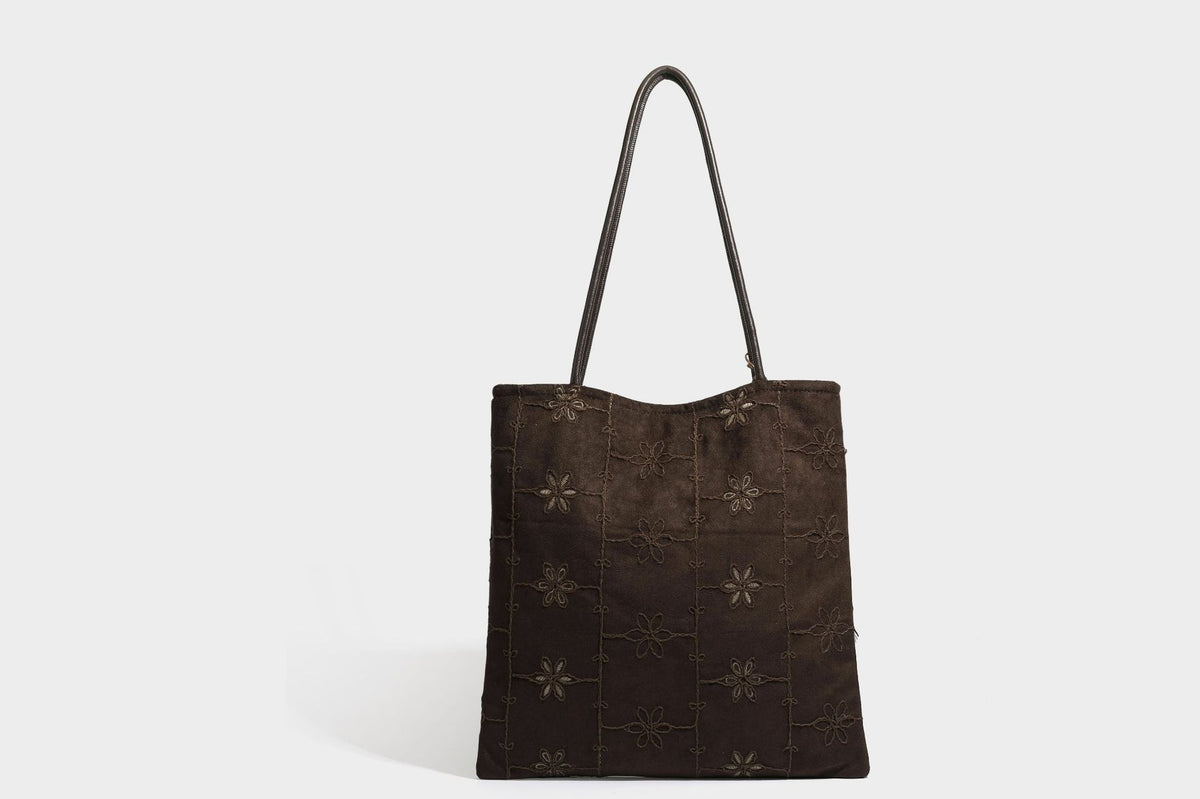 Große, weich fallende Tote-Bag in Dunkelbraun und Wildlederoptik mit Ton-in-Ton-Blumenstickerei im Gittermuster und schmalen Trägern in Lederoptik