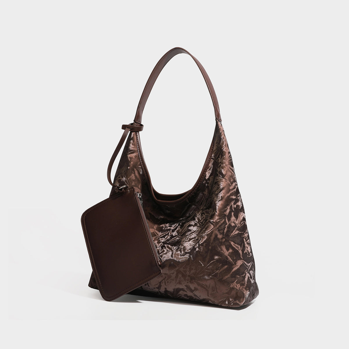 Glänzend geknitterte, weich fallende Hobo-Schultertasche mit glatten Besätzen und einfachem Schulterriemen, Vorderansicht