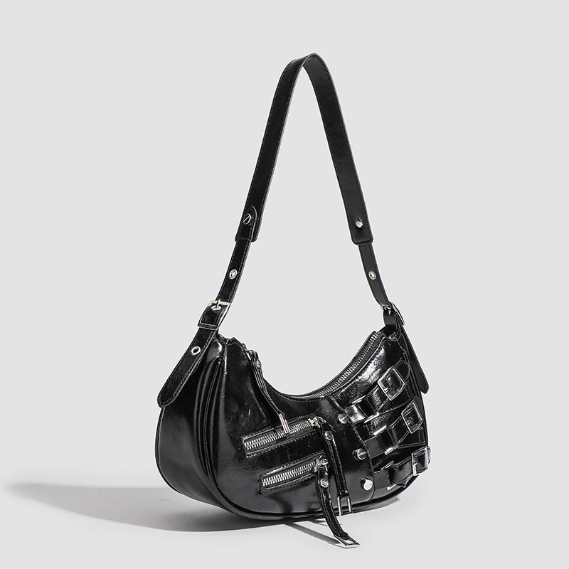 Glänzende schwarze Crescent-Hobo-Schultertasche mit übereinander angeordneten Gürtelschnallen, silberfarbenen Nieten und zwei vorderen Reißverschlusstaschen, Detailansicht 2