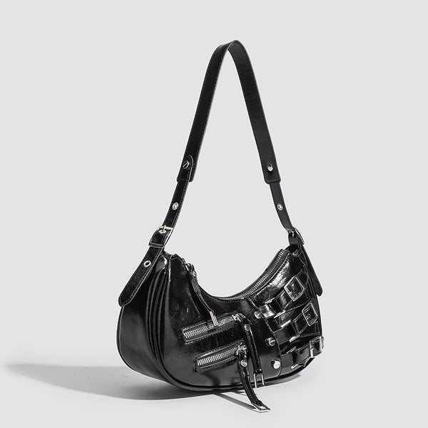 Glänzende schwarze Crescent-Hobo-Schultertasche mit übereinander angeordneten Gürtelschnallen, silberfarbenen Nieten und zwei vorderen Reißverschlusstaschen, Detailansicht 2