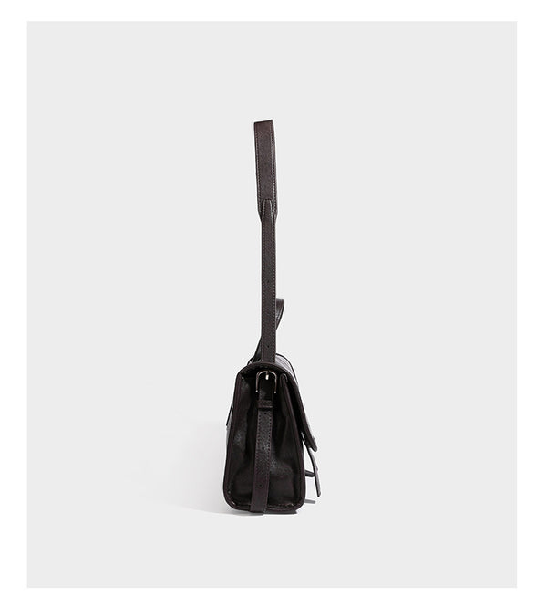 Strukturierte Satchel-Tasche mit Überschlag aus dunkelbrauner, glänzender Lederoptik, kurzem Tragegriff und langem, verstellbarem Schulterriemen