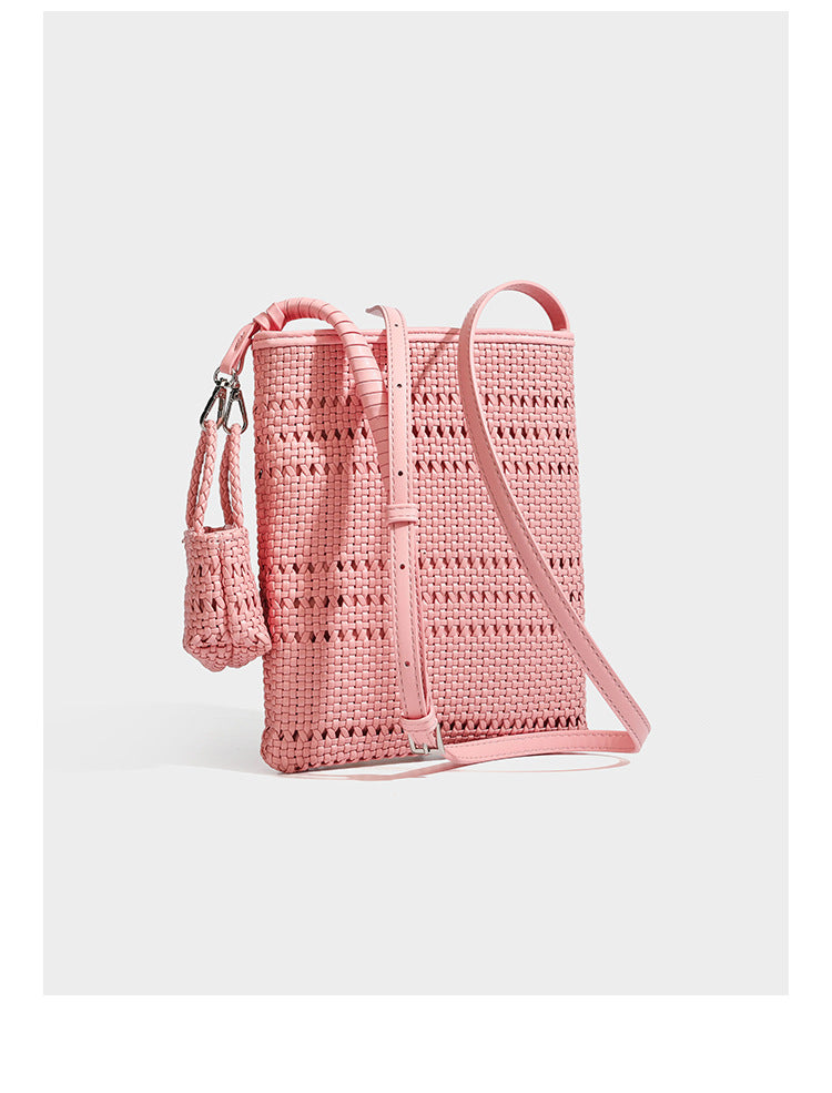 Kleine rechteckige Crossbody-Tasche aus offen geflochtenem Material mit passendem Mini-Täschchen und verstellbarem schmalem Riemen, Detailansicht 14