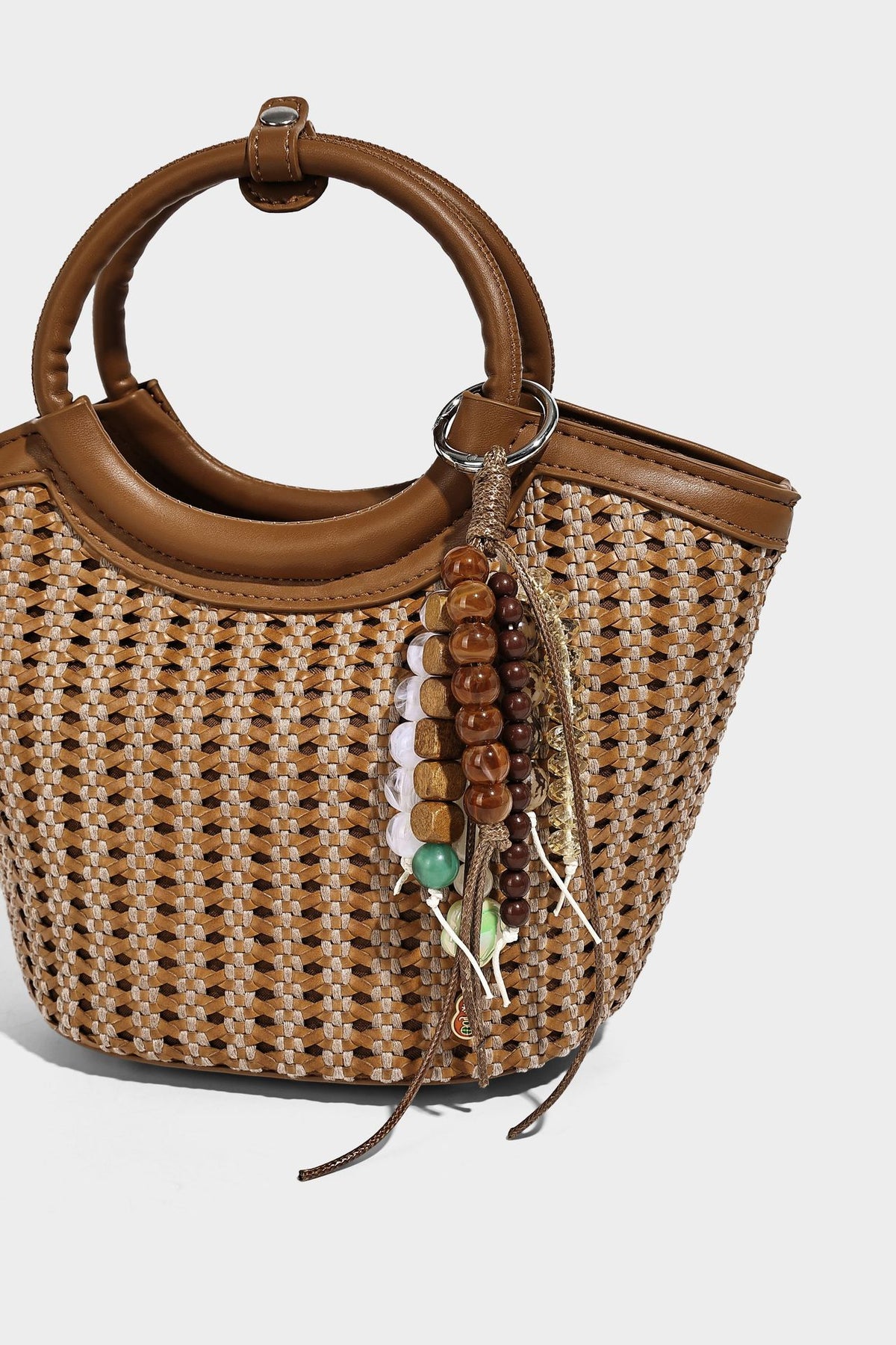 Kleine gewebte Beuteltasche in Tanbraun mit rundem Henkel aus Lederimitat, Quastenanhänger mit Perlen und abnehmbarem Crossbody-Riemen