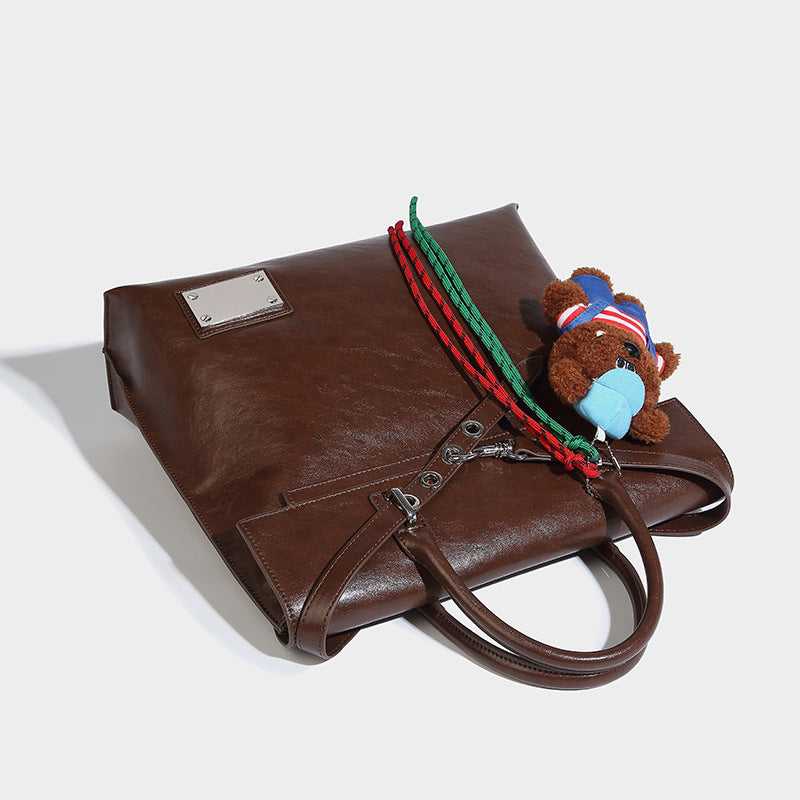 Großer wandelbarer Tote-Rucksack in glänzender Lederoptik mit plüschigem Bärenanhänger und silberfarbenen Details, Detailansicht 25