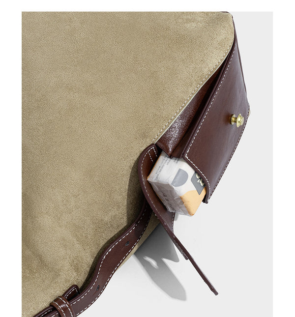 Lässig fallende Hobo-Schultertasche in Khaki aus mattem Material in Wildlederoptik mit dunkelbraunem Besatz in Lederoptik, Quastenanhänger mit Perlen und seitlicher Klappe, Detailansicht