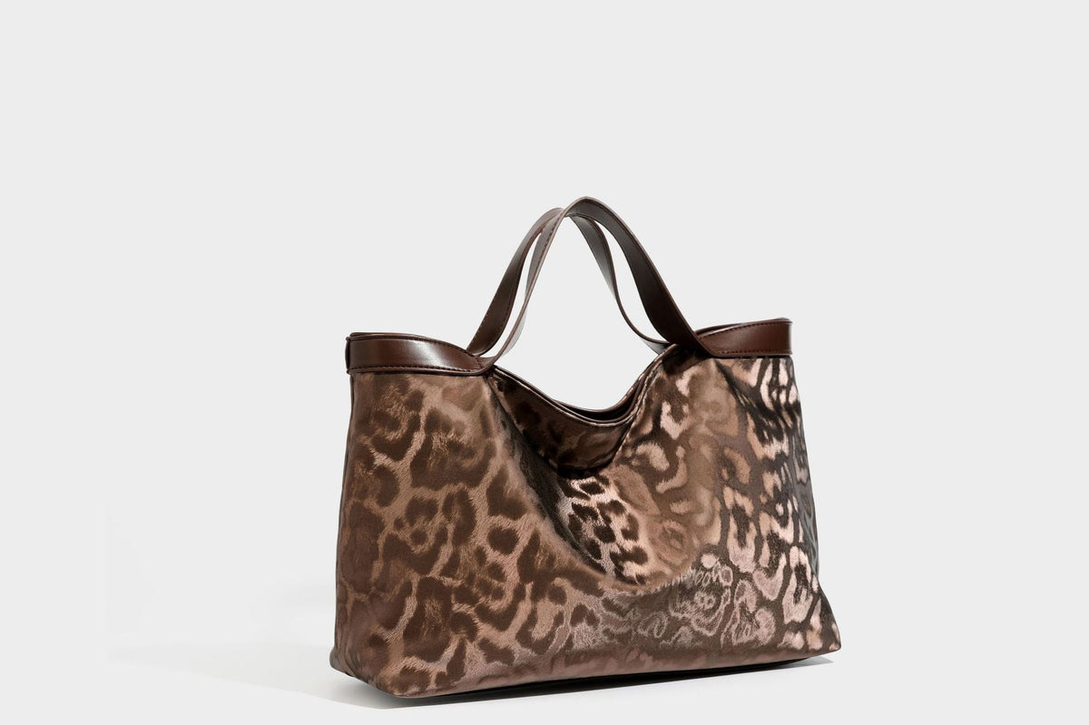 Glänzender Shopper mit Leopardenprint, dunkelbraunen Besätzen in Lederoptik und zwei Tragegriffen, Detailansicht 45