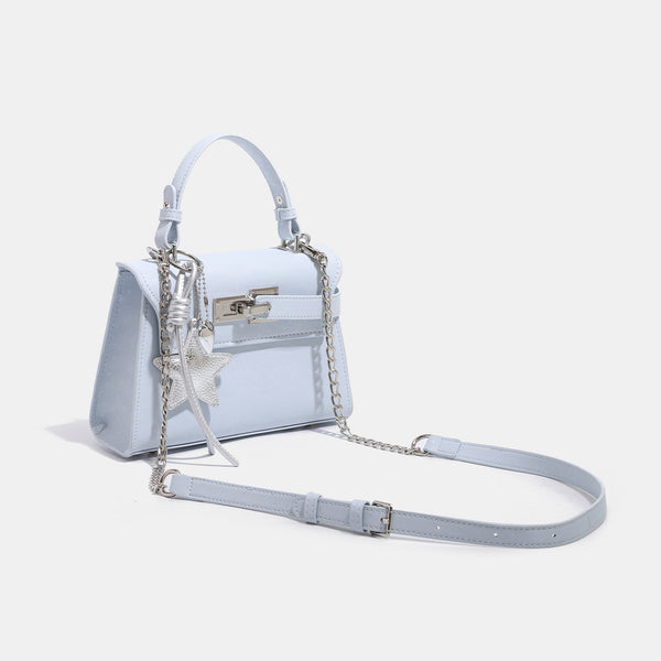 Mini-Henkeltasche in strukturierter Trapezform mit geprägter Oberfläche, silberfarbenem Drehverschluss und Sternanhänger mit Kordelquasten