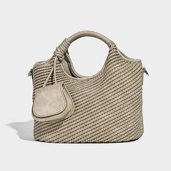 Strukturierte Beuteltasche in gewebter Optik mit geknotetem Tragegriff, vorderer Überschlagtasche und abnehmbarem Crossbody-Riemen in Silberoptik