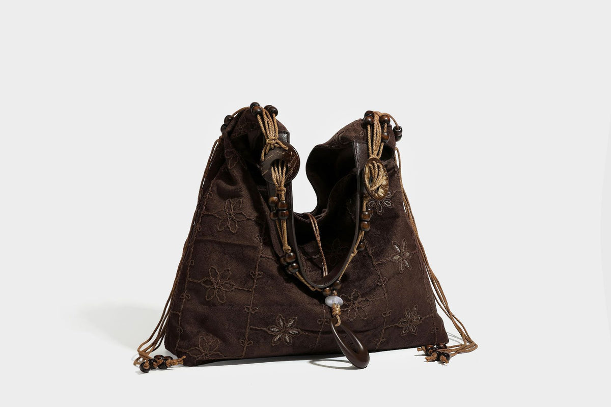 Dunkelbraune bestickte Hobo-Shopper-Tasche mit perlenverziertem Schulterriemen in Lederoptik, verknoteten Quastenbändern und ovalen Ringbeschlägen