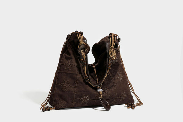 Dunkelbraune bestickte Hobo-Shopper-Tasche mit perlenverziertem Schulterriemen in Lederoptik, verknoteten Quastenbändern und ovalen Ringbeschlägen