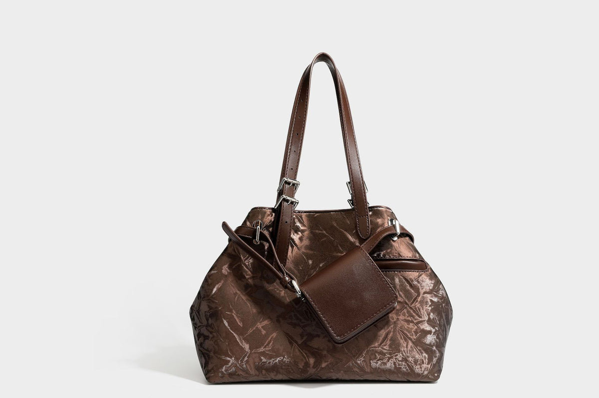 Glänzende, geknautschte Metallic-Tote-Bag mit zwei Tragegriffen oben, abnehmbarem Schulterriemen und abnehmbarer Mini-Reißverschlusstasche in Braun