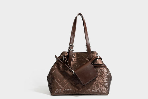 Glänzende, geknautschte Metallic-Tote-Bag mit zwei Tragegriffen oben, abnehmbarem Schulterriemen und abnehmbarer Mini-Reißverschlusstasche in Braun