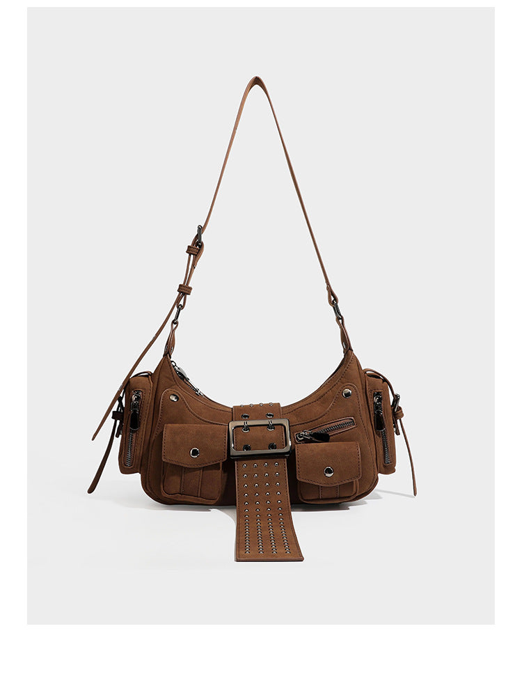 Braune matte Schultertasche in Velourslederoptik mit Nietenbeschlägen in Gunmetal, vorderer Schnallenlasche, Klappentaschen und verstellbarem Crossbody-Riemen