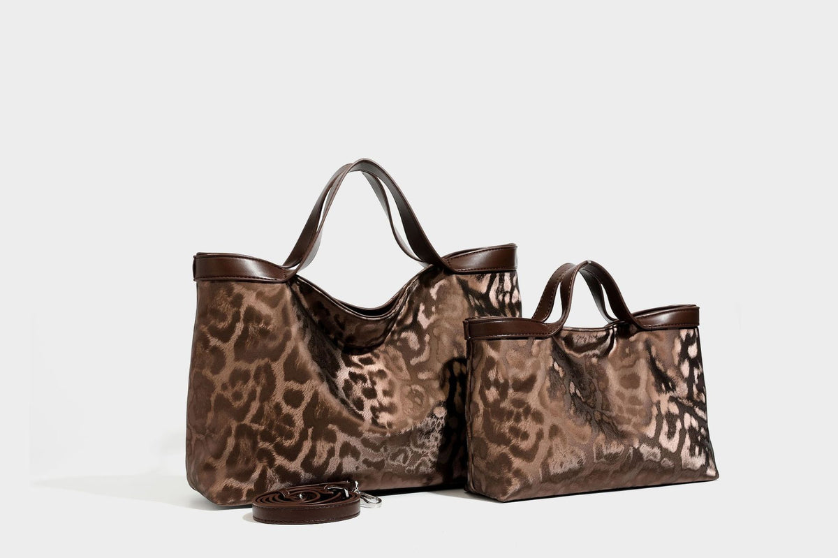 Glänzende Tote-Bag mit Leopardenmuster, dunkelbraunem Besatz in Lederoptik und zwei Tragegriffen, Detailansicht 19