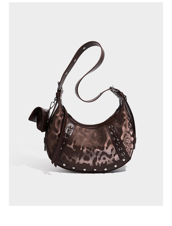 Crescent-Hobo-Schultertasche mit braunem Leopardenprint, silberfarbenen Nieten, Ösenbesatz, verstellbarem Riemen und abnehmbarem Mini
