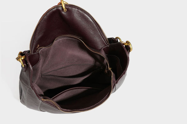 Lässige halbmondförmige Hobo-Schultertasche in Dunkelbraun mit goldfarbenem Ring und Kettenglied-Beschlägen sowie Reißverschluss oben, Detailansicht