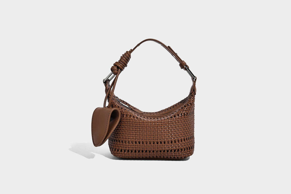 Kleine gewebte Hobo-Schultertasche mit sichelförmiger Silhouette, Reißverschluss oben, silberfarbenen Beschlägen und verstellbar, Detailansicht