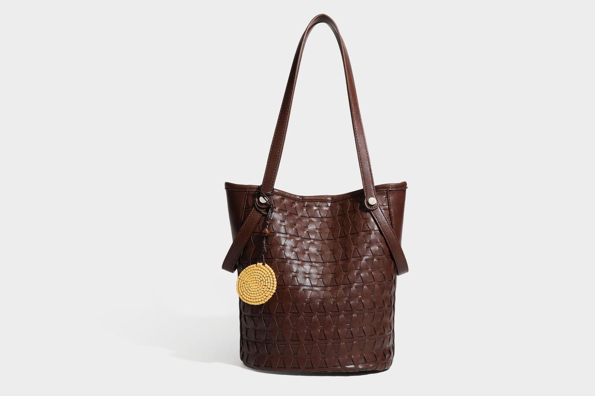 Shopper-Schultertasche im Bucket-Stil mit Webstruktur in Lederoptik, rundem Anhänger und langen doppelten Trägern, Detailansicht 33