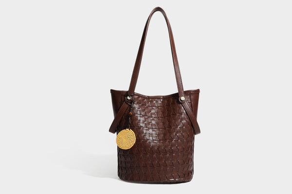 Shopper-Schultertasche im Bucket-Stil mit Webstruktur in Lederoptik, rundem Anhänger und langen doppelten Trägern, Detailansicht 33