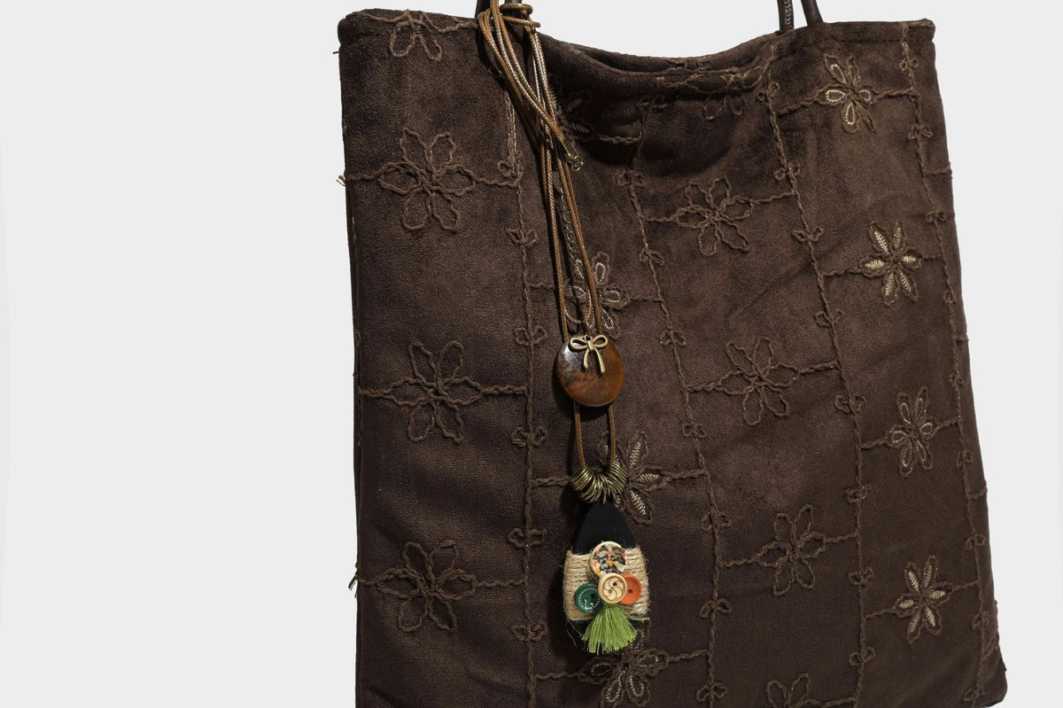 Große, weich fallende Tote-Bag in Dunkelbraun und Wildlederoptik mit Ton-in-Ton-Blumenstickerei im Gittermuster und schmalen Trägern in Lederoptik