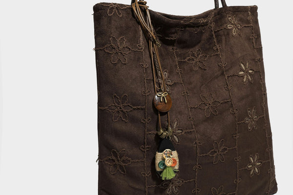 Große, weich fallende Tote-Bag in Dunkelbraun und Wildlederoptik mit Ton-in-Ton-Blumenstickerei im Gittermuster und schmalen Trägern in Lederoptik