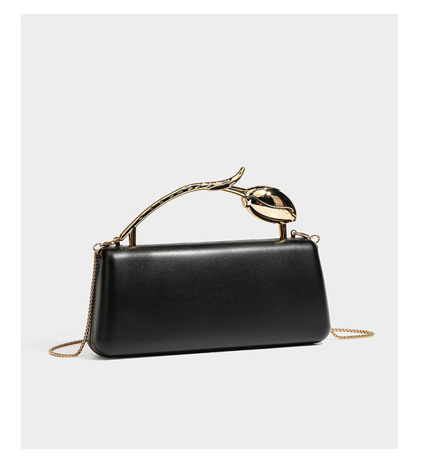 Formstabile, rechteckige Clutch mit Henkel in Rosenknospenform in Goldoptik und abnehmbarem Kettenriemen in Metallic-Optik, Detail