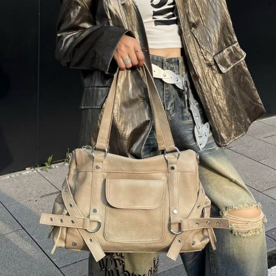 Große Schultertasche aus Used-Lederoptik mit silberfarbenen Nieten, Riemen mit Ösen, vorderer Überschlagtasche und zwei Henkeln oben