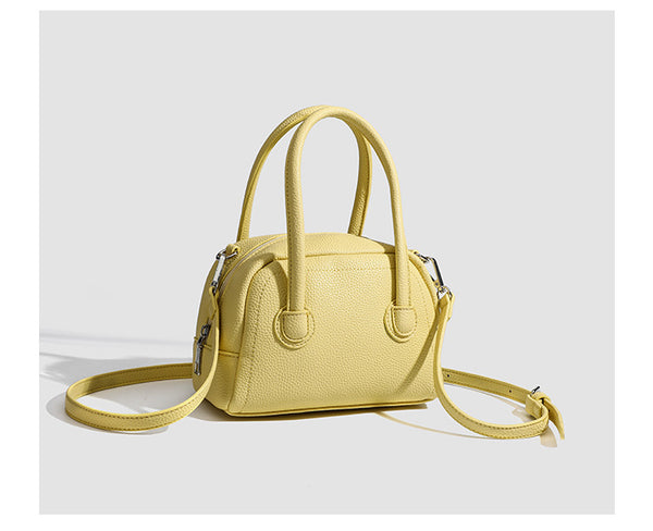 Mini-Boston-Tasche mit genarbtem Finish, zwei Henkeln, abnehmbarem und verstellbarem Crossbody-Riemen sowie silberfarbenen Beschlägen, Detailansicht