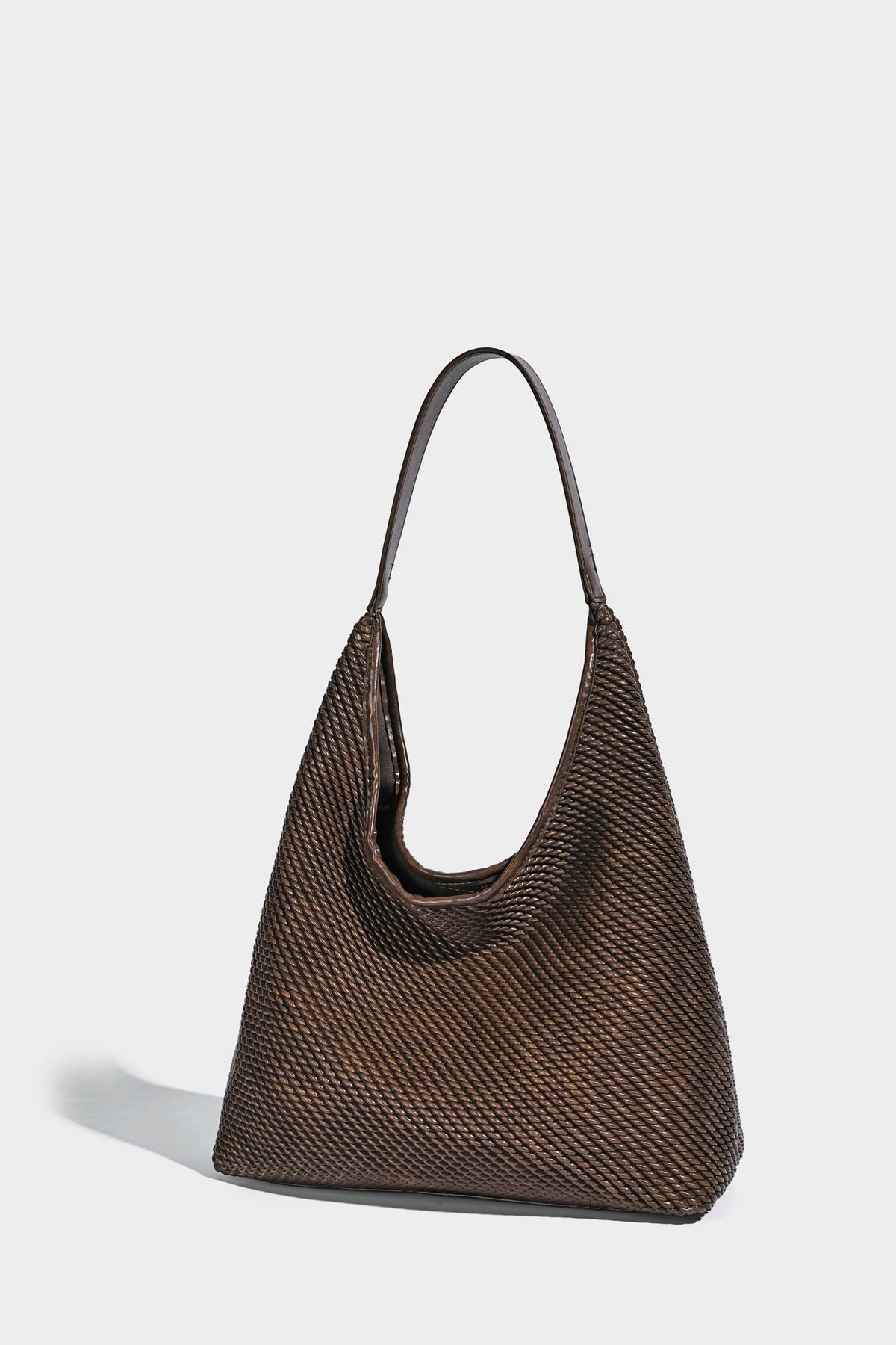 Weich fallende Hobo-Schultertasche in Braun mit Flechtoptik, Besätzen in Lederoptik und abnehmbarer Vordertasche mit Reißverschluss, Detailansicht 26
