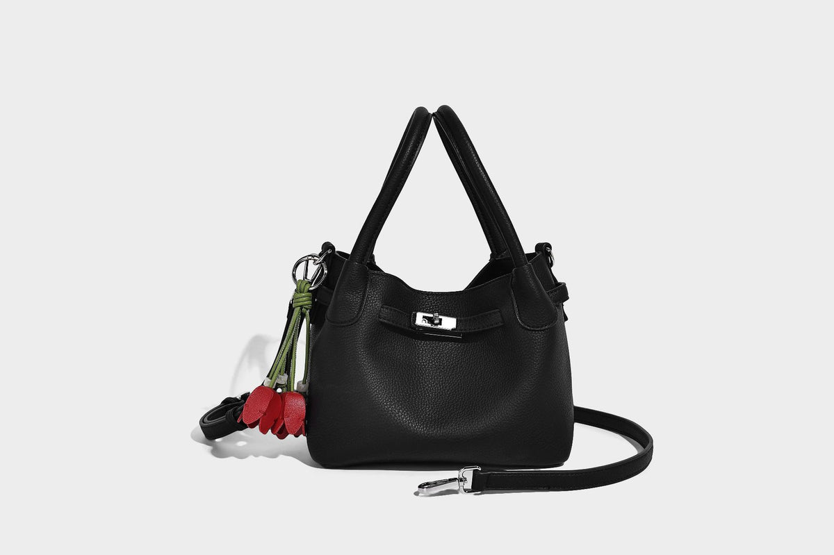Kleine, strukturierte Tote-Bag mit genarbter Oberfläche, silberfarbenem Drehverschluss, zwei Tragegriffen, abnehmbarem Schulterriemen und